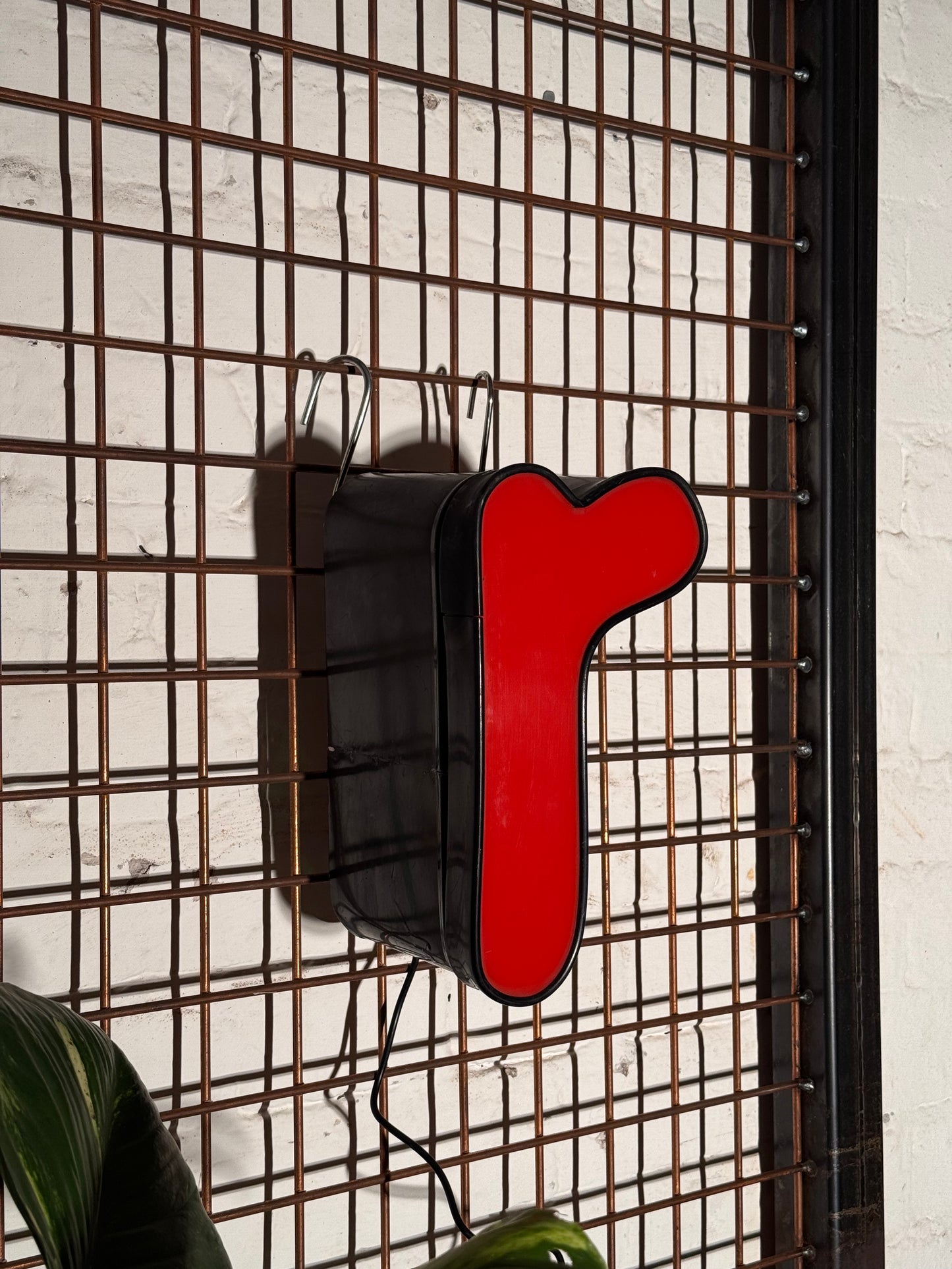 Leuchtbuchstabe R aus Metall rot – restauriertes Vintage Einzelstück aus Berliner Reklame