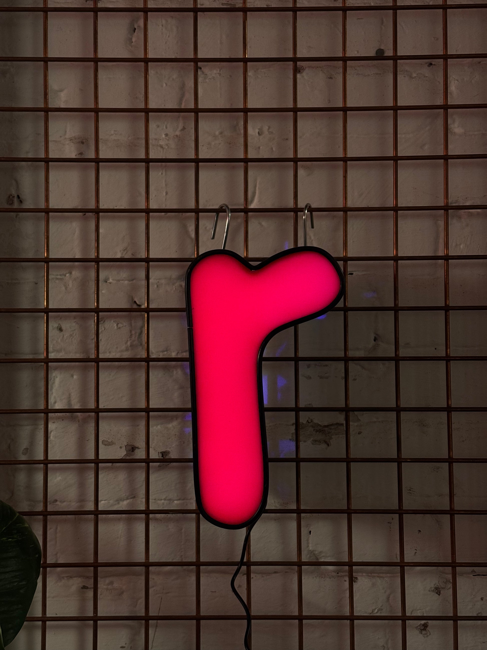 Leuchtbuchstabe R aus Metall rot – restauriertes Vintage Einzelstück aus Berliner Reklame