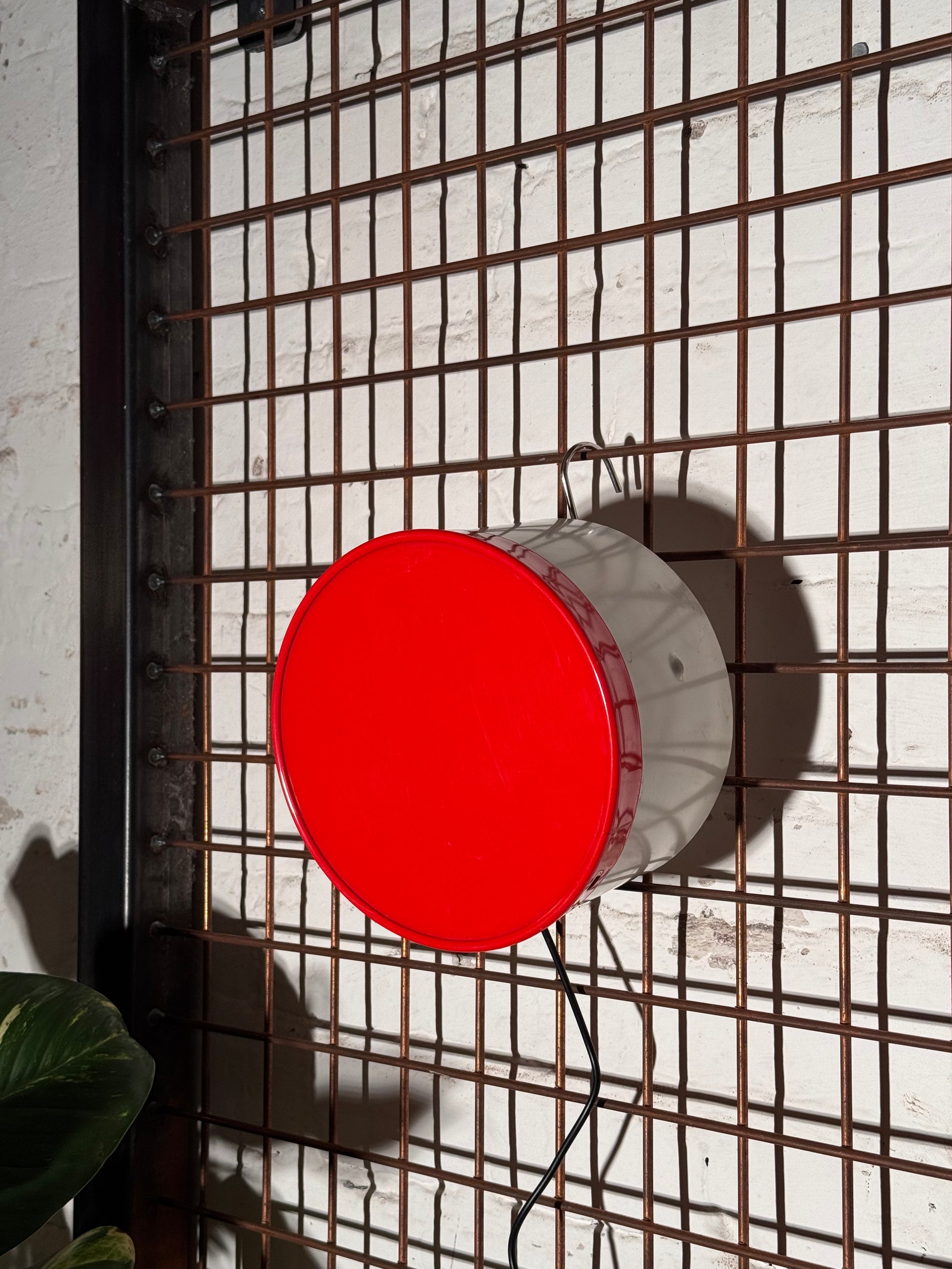 Leuchtbuchstabe Punkt aus Metall rot – restauriertes Vintage Einzelstück aus Berliner Reklame