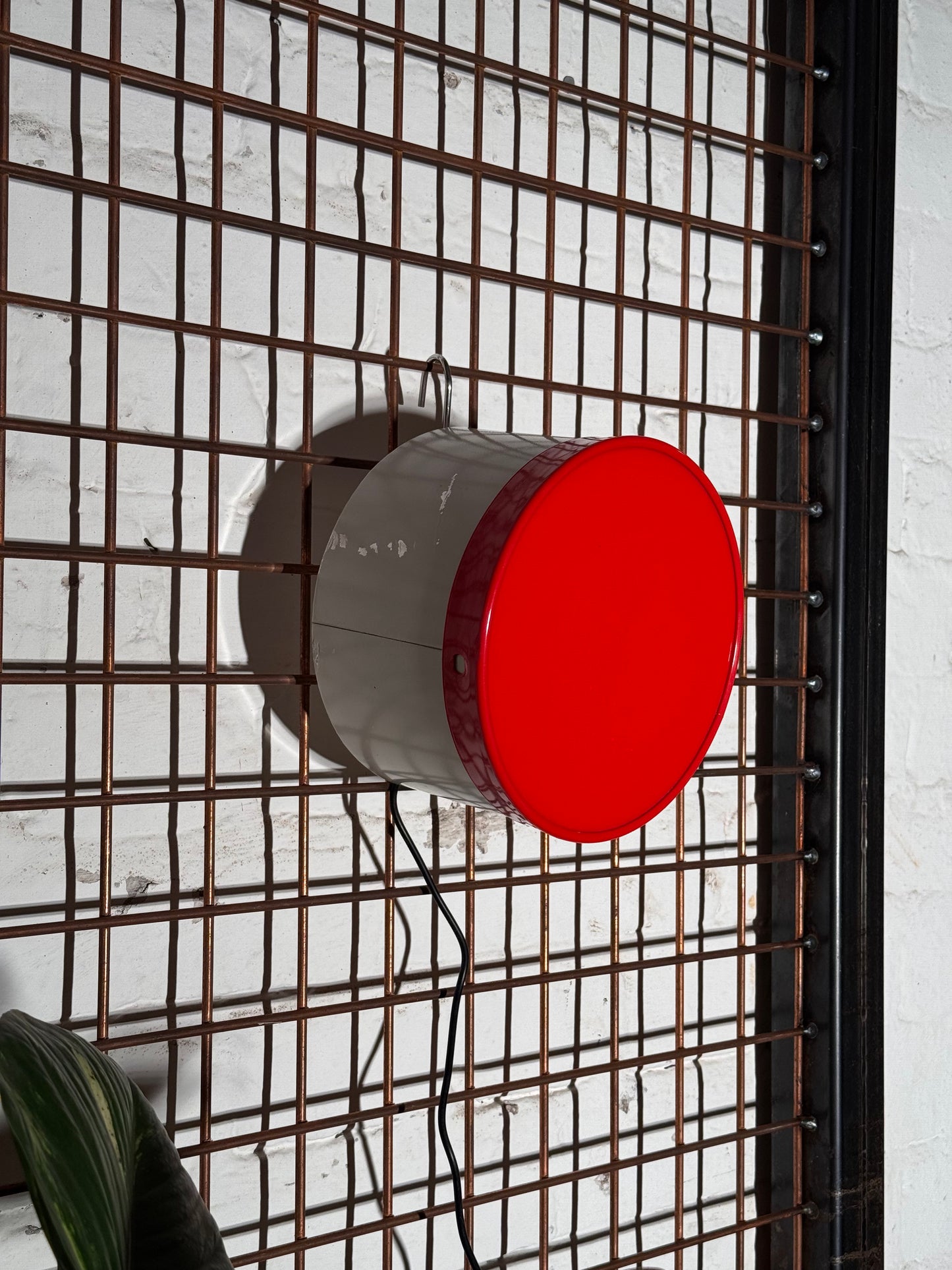 Leuchtbuchstabe Punkt aus Metall rot – restauriertes Vintage Einzelstück aus Berliner Reklame