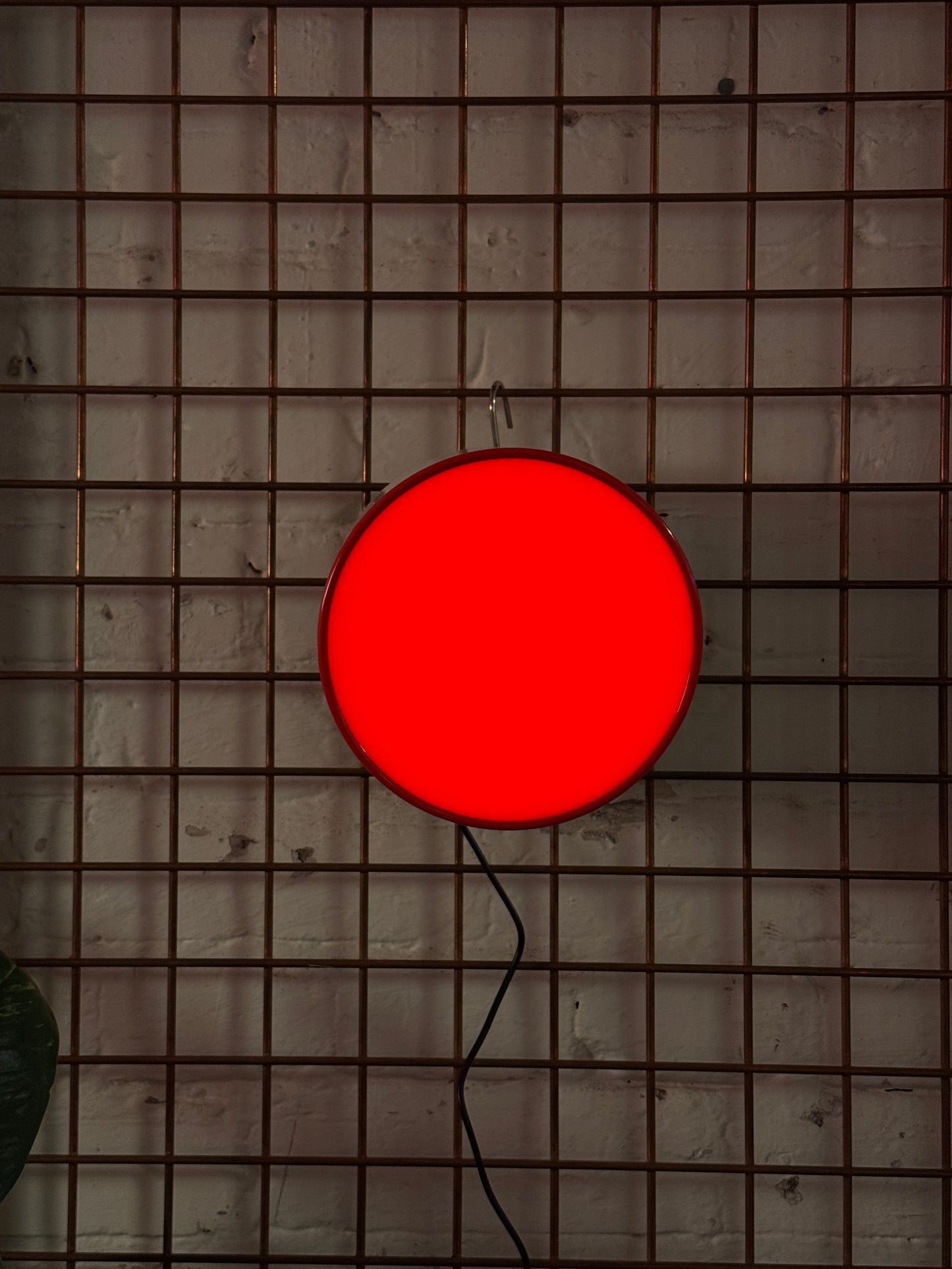 Leuchtbuchstabe Punkt aus Metall rot – restauriertes Vintage Einzelstück aus Berliner Reklame