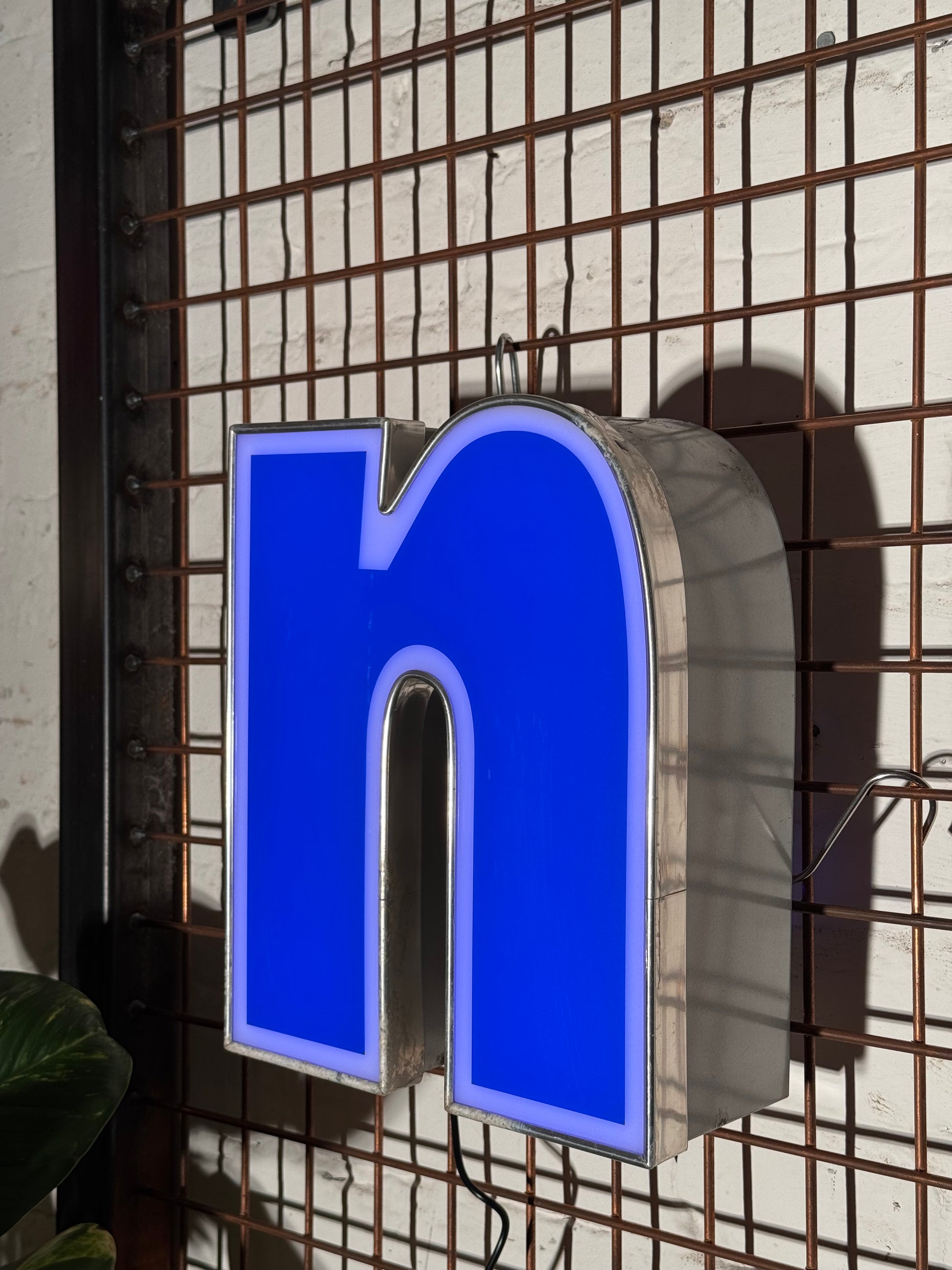 Leuchtbuchstabe N aus Metall blau – restauriertes Vintage Einzelstück aus Berliner Reklame
