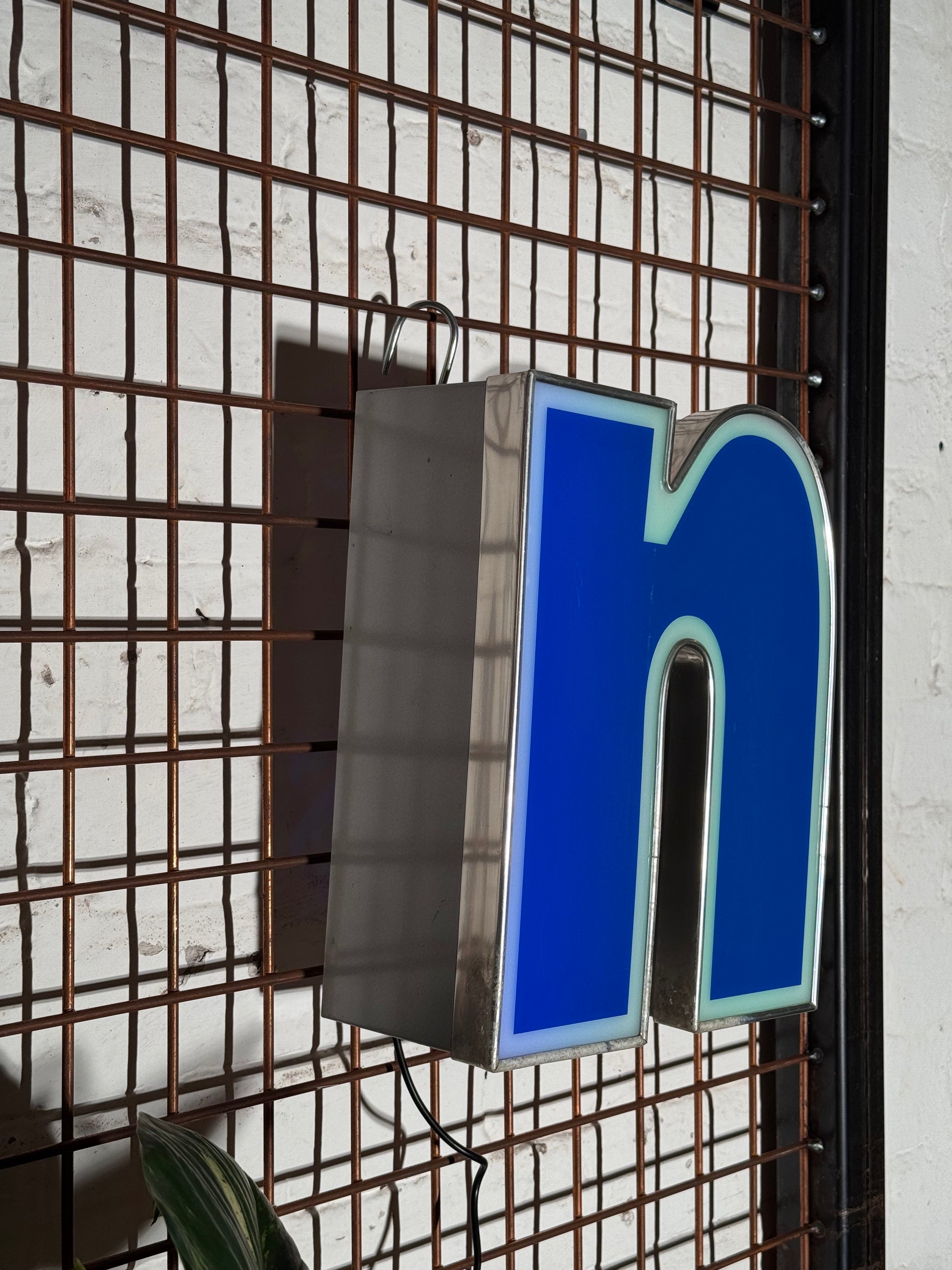 Leuchtbuchstabe N aus Metall blau – restauriertes Vintage Einzelstück aus Berliner Reklame