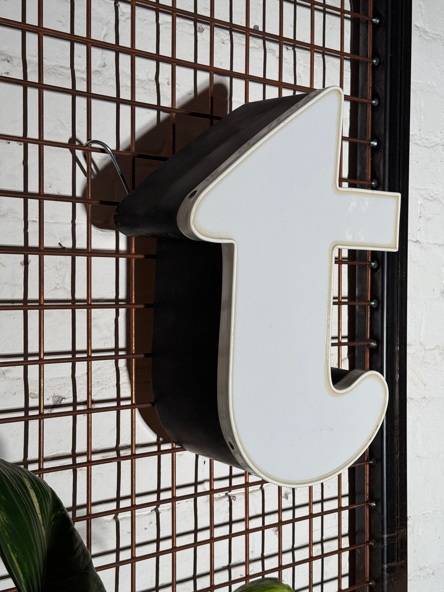 Leuchtbuchstabe T aus Metall weiß – restauriertes Vintage Einzelstück aus Berliner Reklame