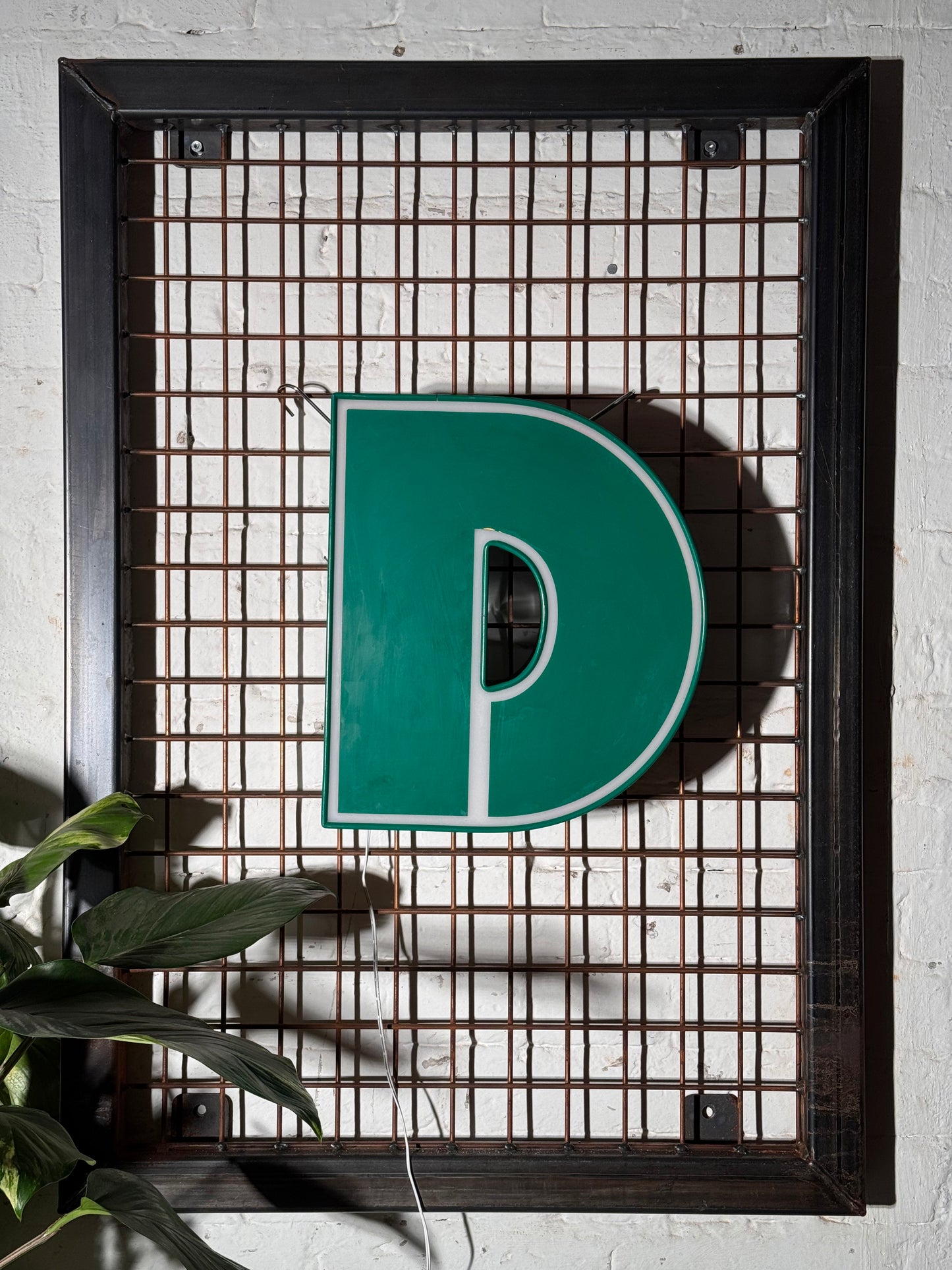 Buchstabe  D – Vintage Leuchtbuchstabe aus Metall