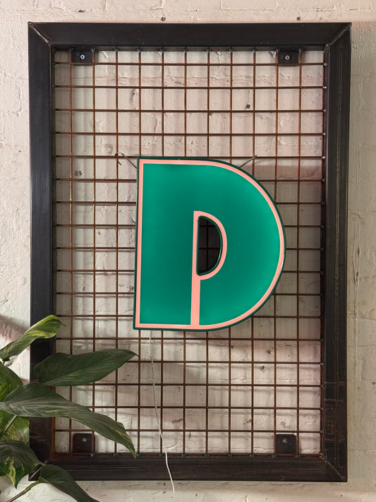 Buchstabe  D – Vintage Leuchtbuchstabe aus Metall