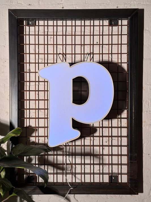 Buchstabe P – Vintage Leuchtbuchstabe aus Metall
