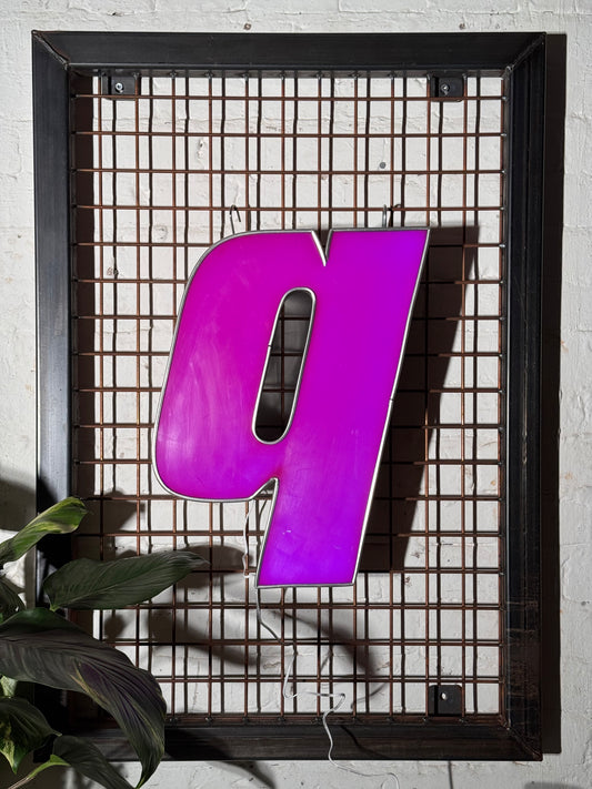 Buchstabe Q – Vintage Leuchtbuchstabe aus Metall