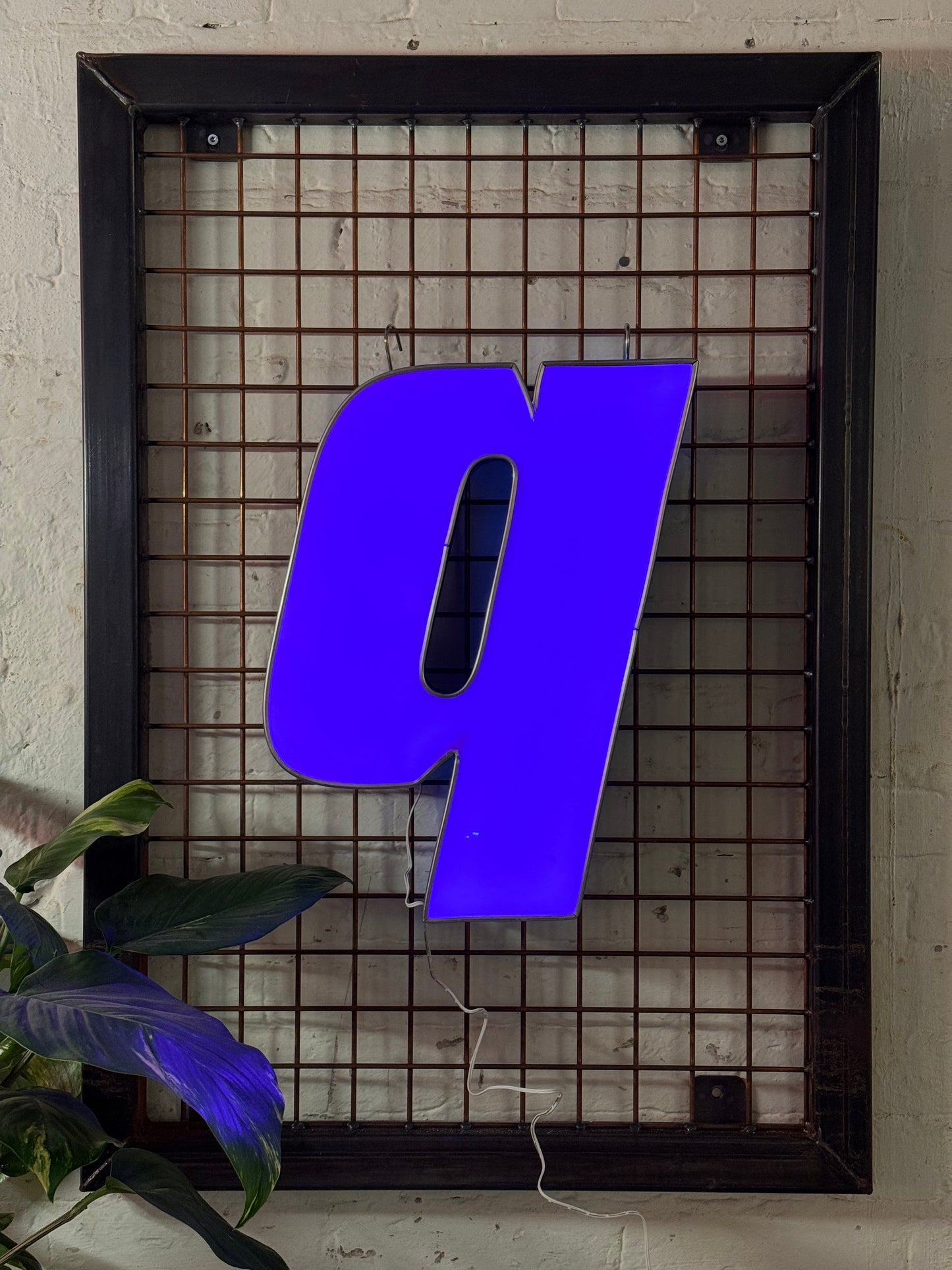 Buchstabe Q – Vintage Leuchtbuchstabe aus Metall