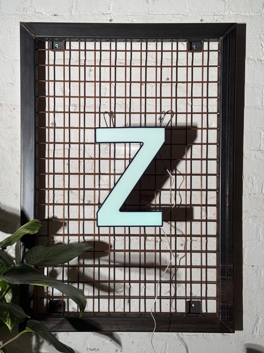 Buchstabe Z – Vintage Leuchtbuchstabe aus Metall