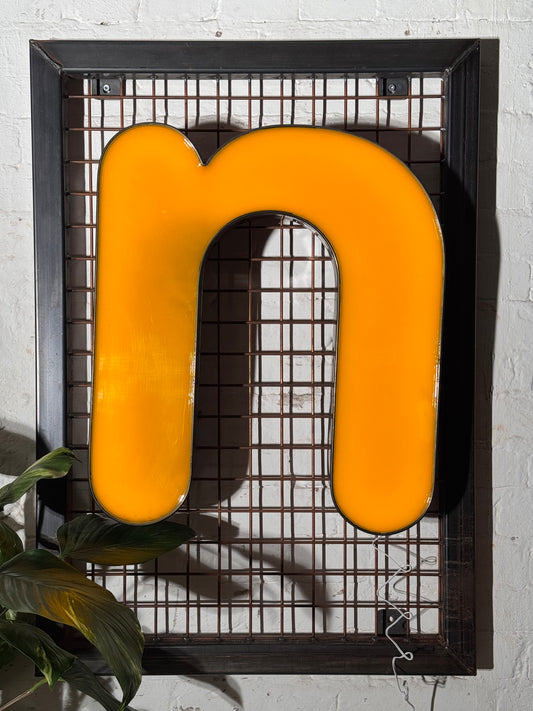 Buchstabe N – Vintage Leuchtbuchstabe aus Metall