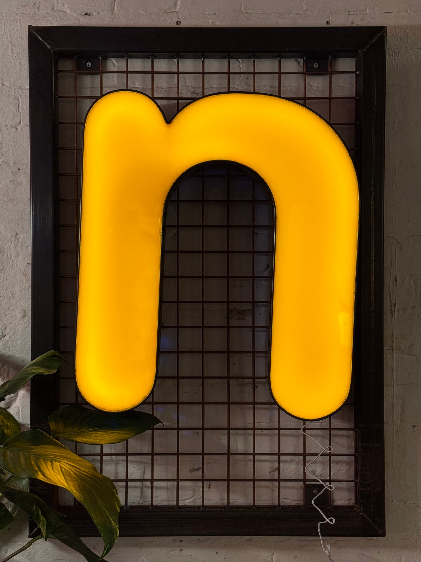 Buchstabe N – Vintage Leuchtbuchstabe aus Metall