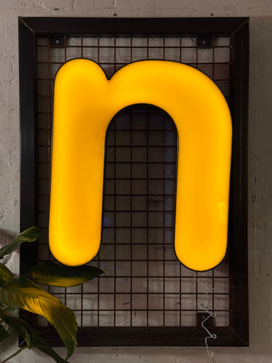 Buchstabe N – Vintage Leuchtbuchstabe aus Metall