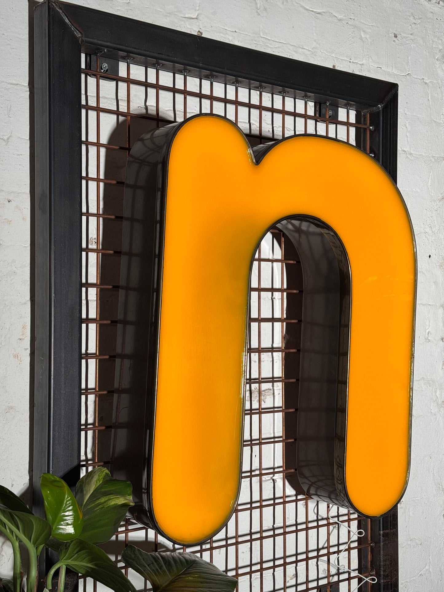 Buchstabe N – Vintage Leuchtbuchstabe aus Metall