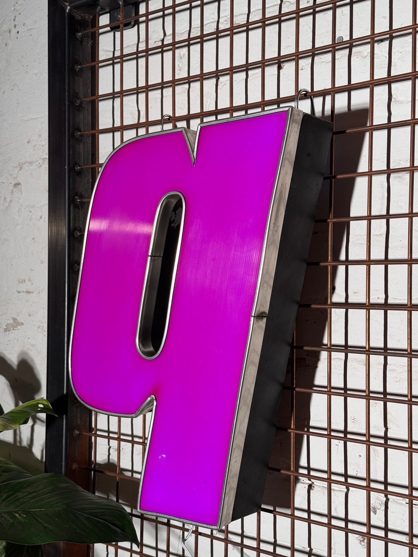 Buchstabe Q – Vintage Leuchtbuchstabe aus Metall