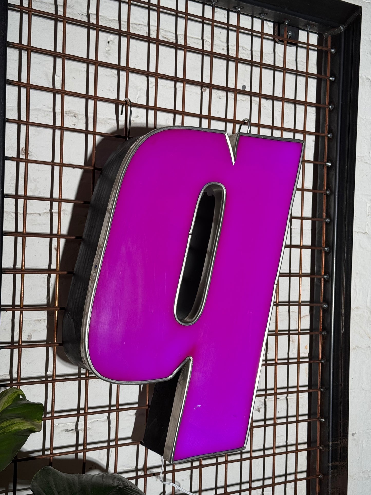 Buchstabe Q – Vintage Leuchtbuchstabe aus Metall