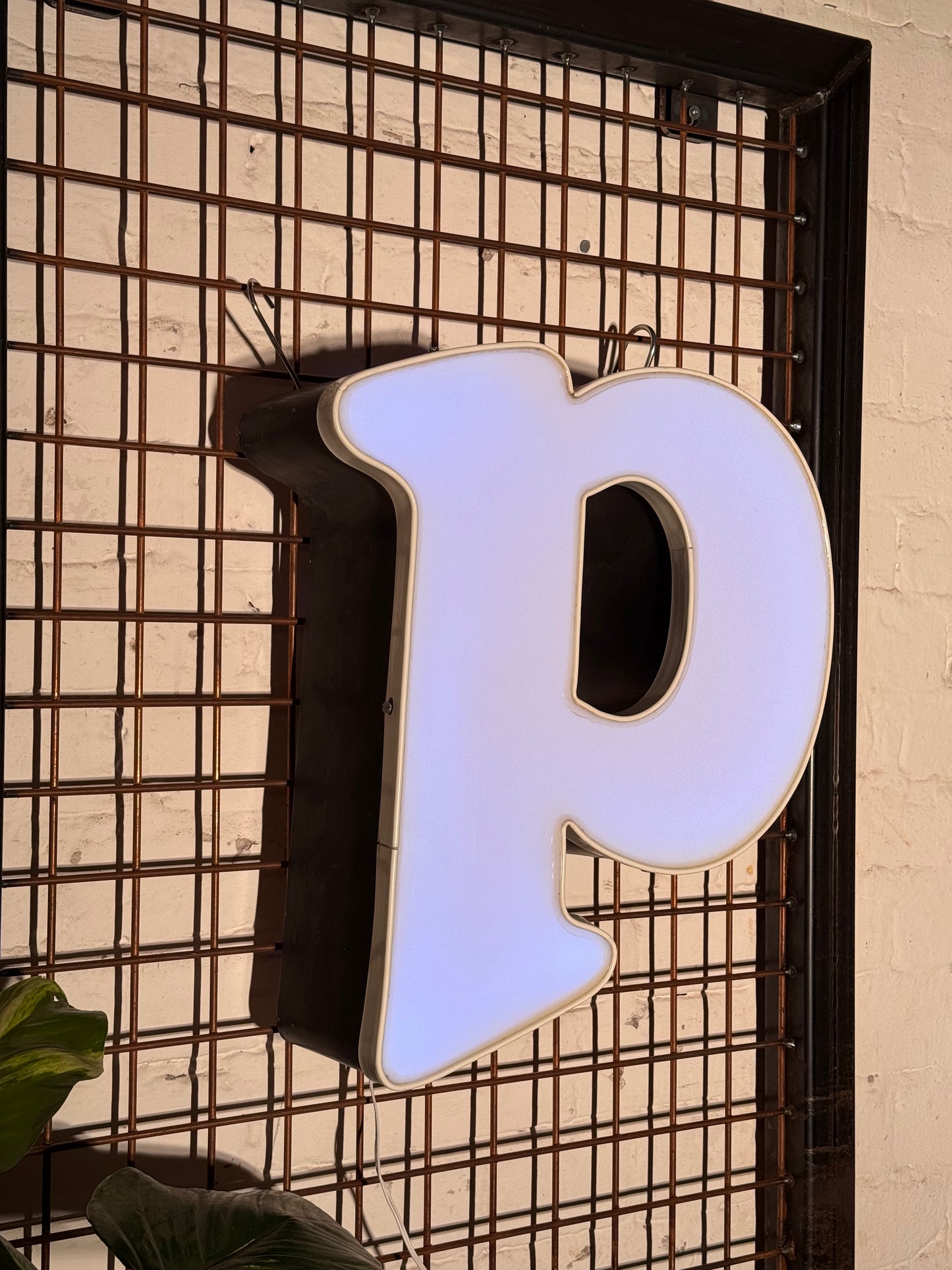 Buchstabe P – Vintage Leuchtbuchstabe aus Metall