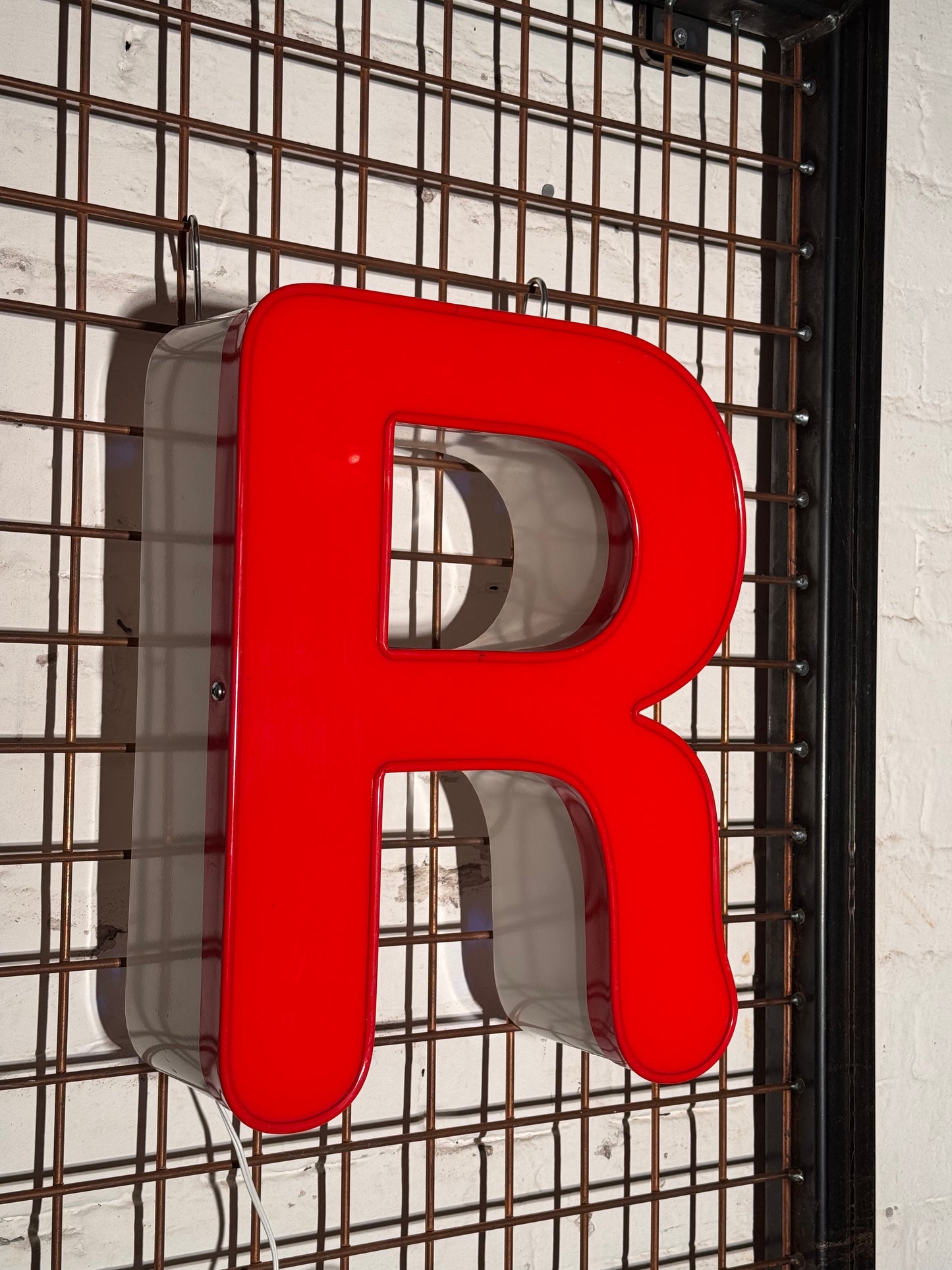 Buchstabe R – Vintage Leuchtbuchstabe aus Metall