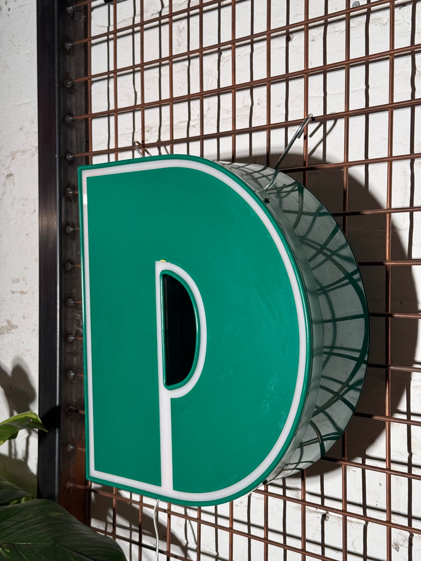 Buchstabe  D – Vintage Leuchtbuchstabe aus Metall