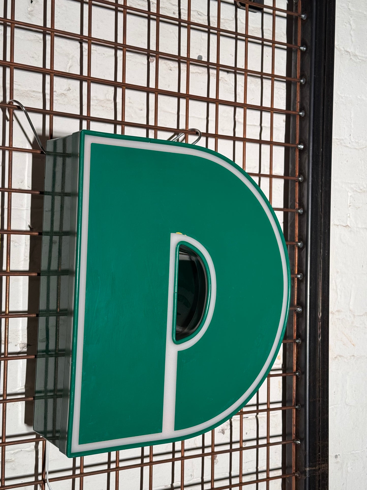 Buchstabe  D – Vintage Leuchtbuchstabe aus Metall