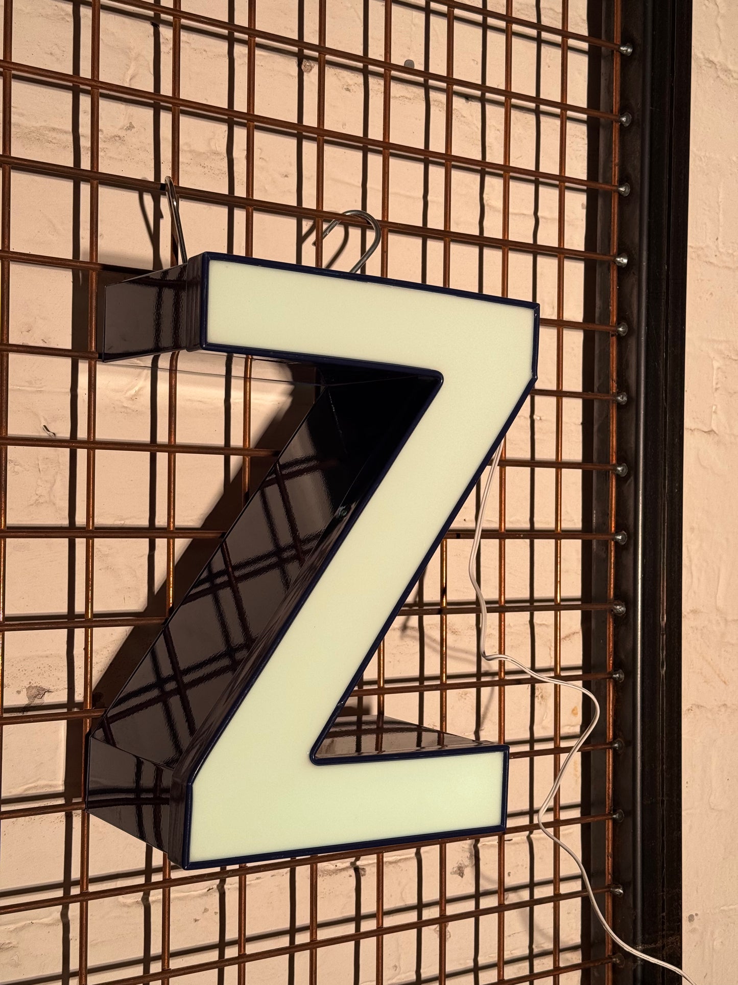 Buchstabe Z – Vintage Leuchtbuchstabe aus Metall