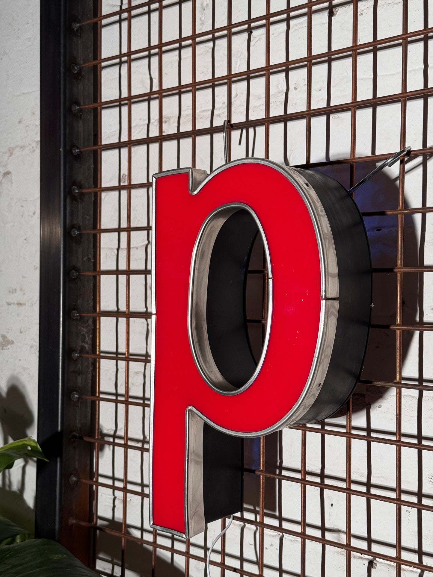 Buchstabe P – Vintage Leuchtbuchstabe aus Metall