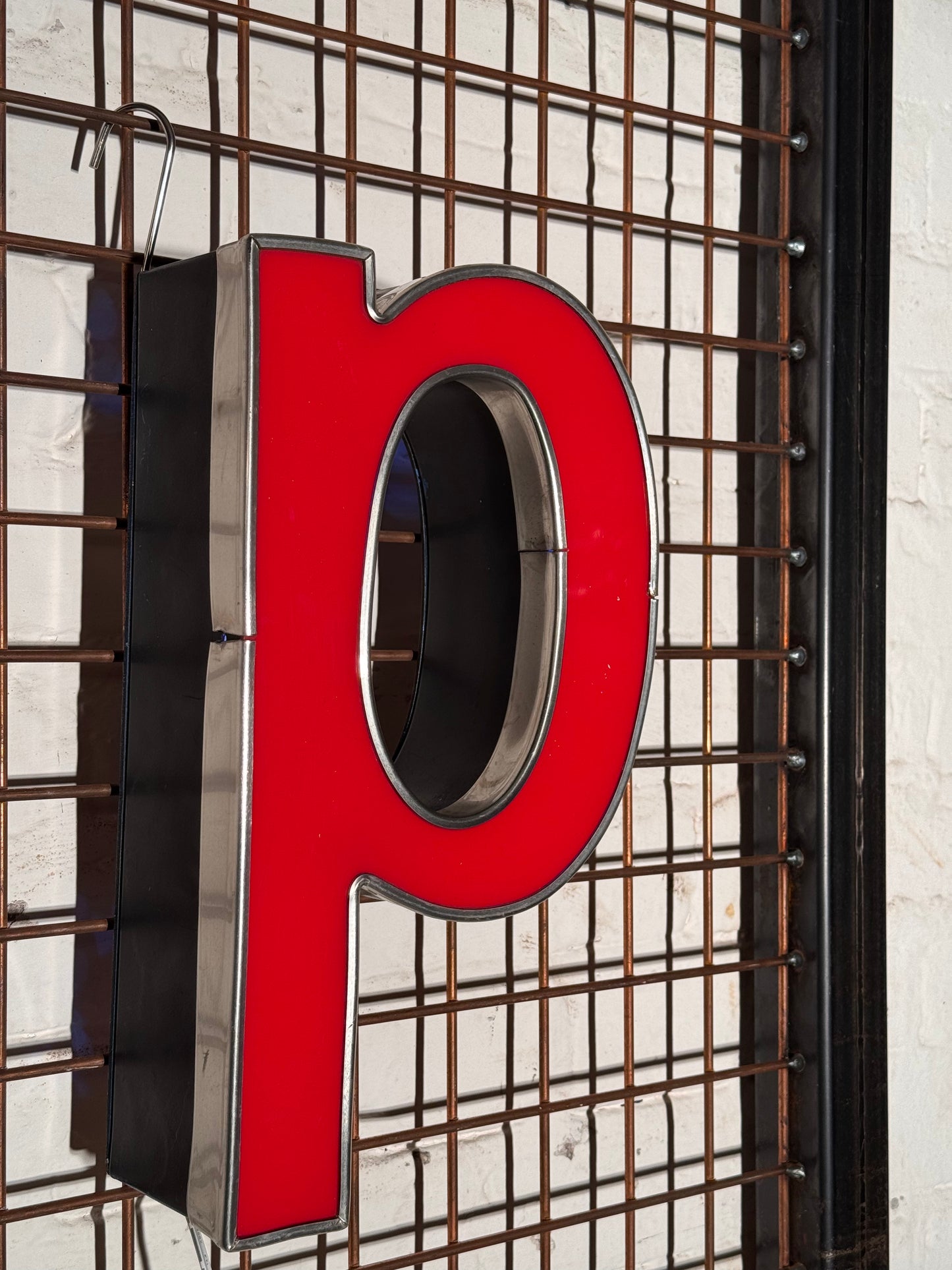 Buchstabe P – Vintage Leuchtbuchstabe aus Metall