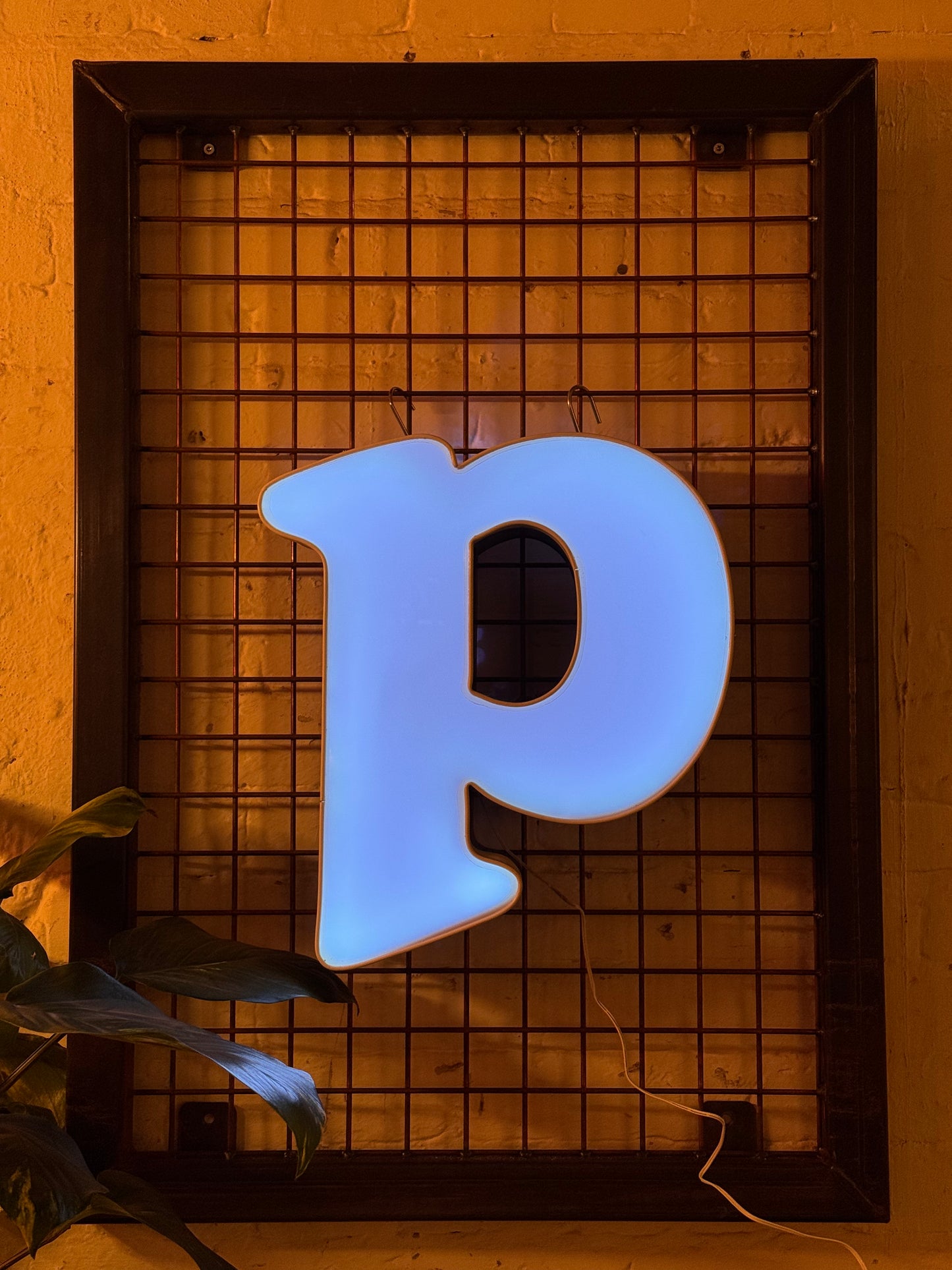 Buchstabe P – Vintage Leuchtbuchstabe aus Metall