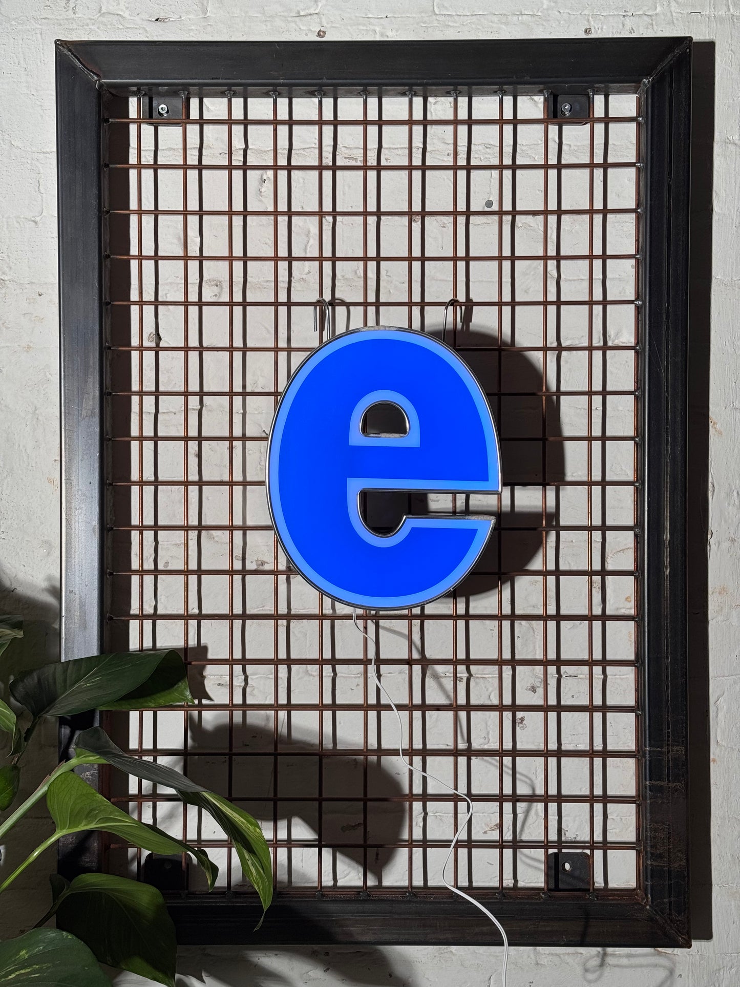 Buchstabe E – Vintage Leuchtbuchstabe aus Metall