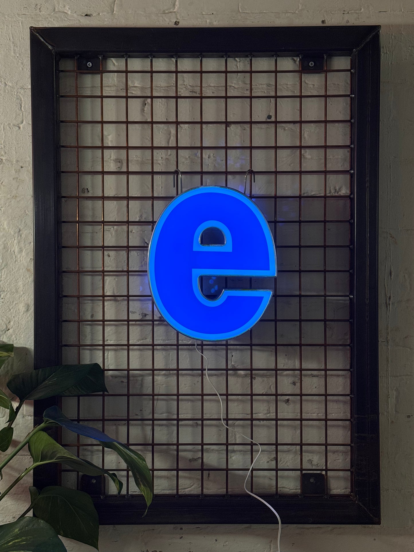 Buchstabe E – Vintage Leuchtbuchstabe aus Metall