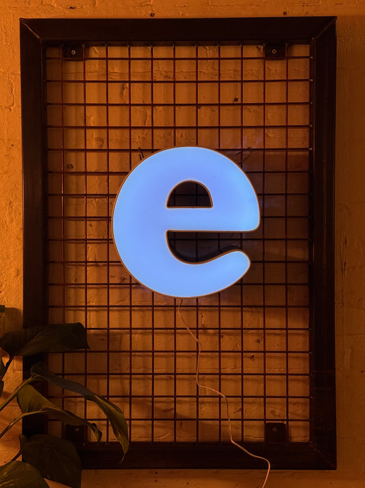 Buchstabe E – Vintage Leuchtbuchstabe aus Metall