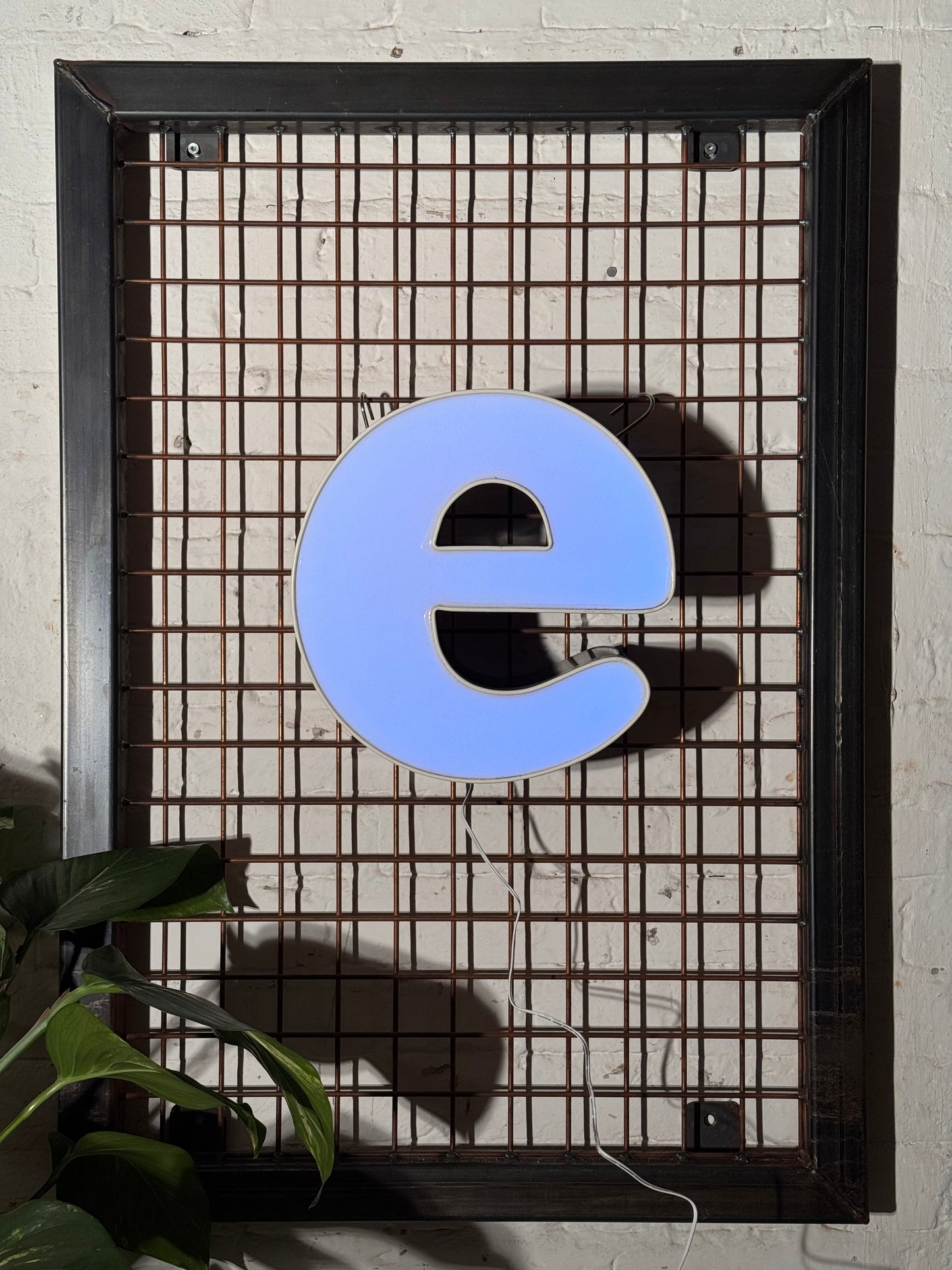 Buchstabe E – Vintage Leuchtbuchstabe aus Metall