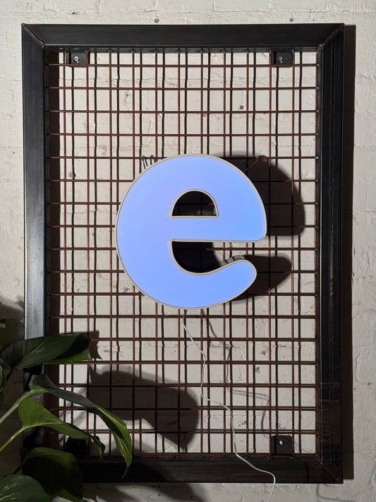 Buchstabe E – Vintage Leuchtbuchstabe aus Metall