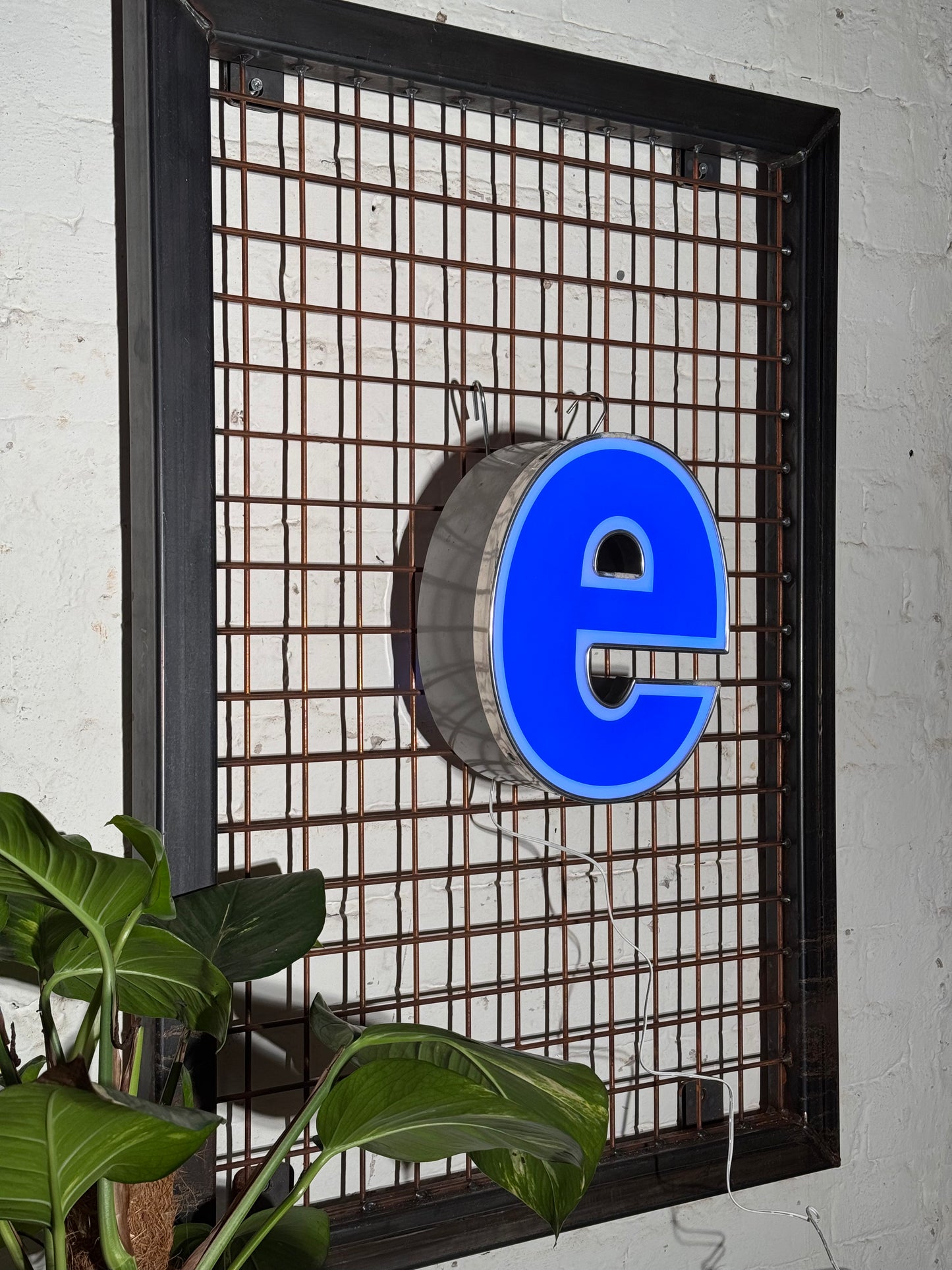 Buchstabe E – Vintage Leuchtbuchstabe aus Metall
