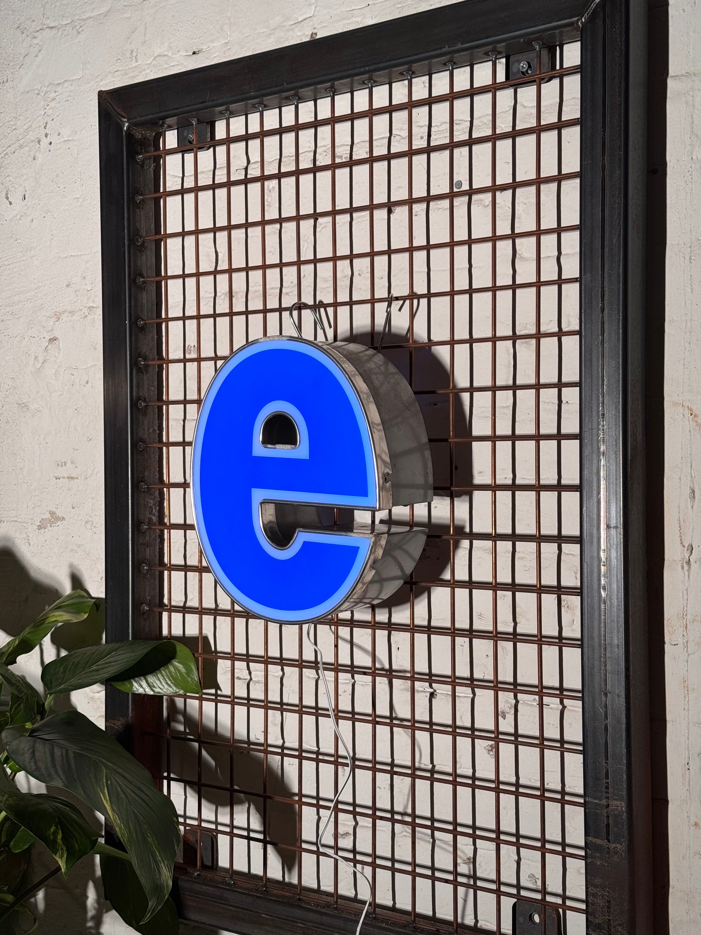 Buchstabe E – Vintage Leuchtbuchstabe aus Metall