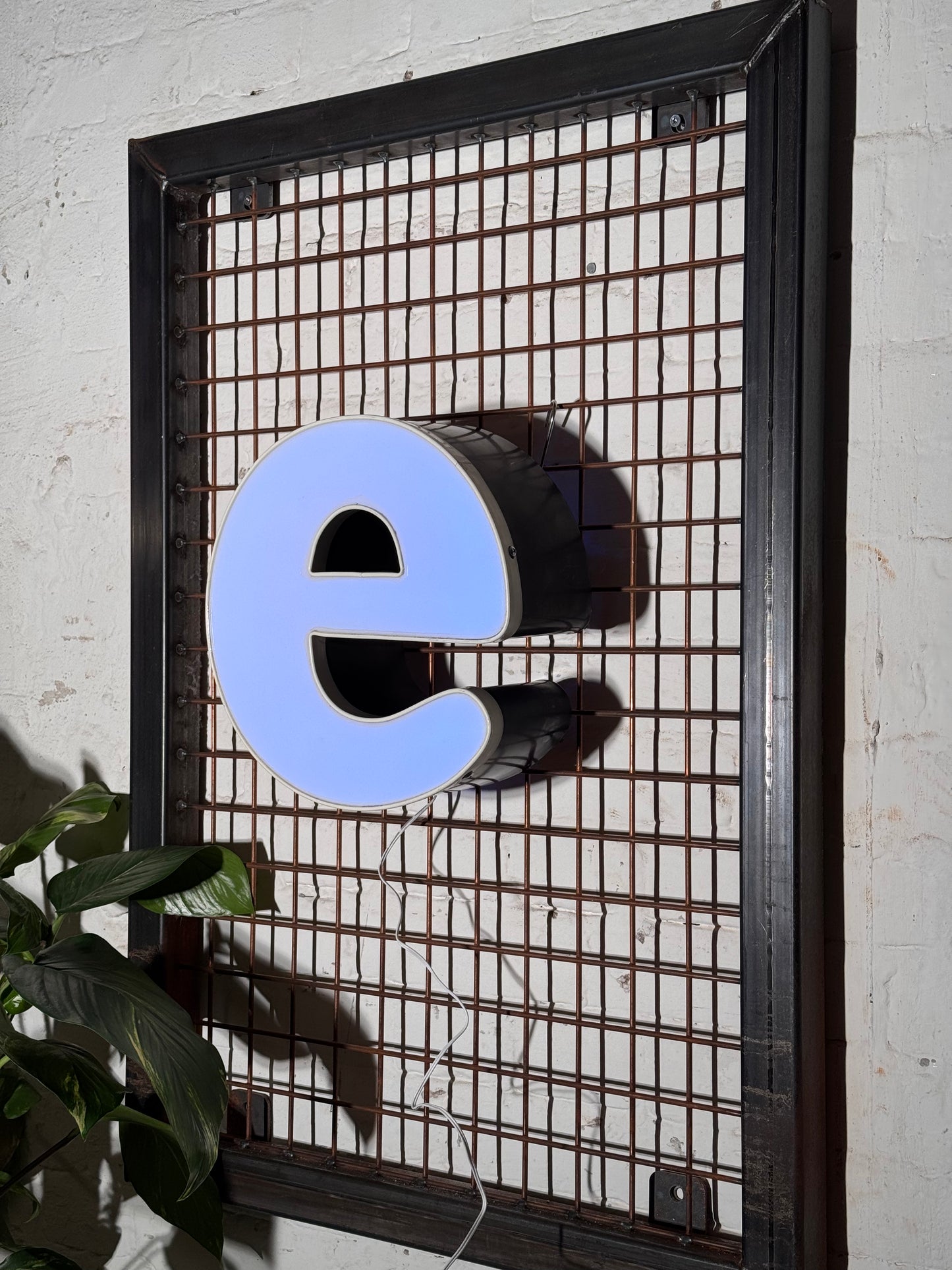 Buchstabe E – Vintage Leuchtbuchstabe aus Metall