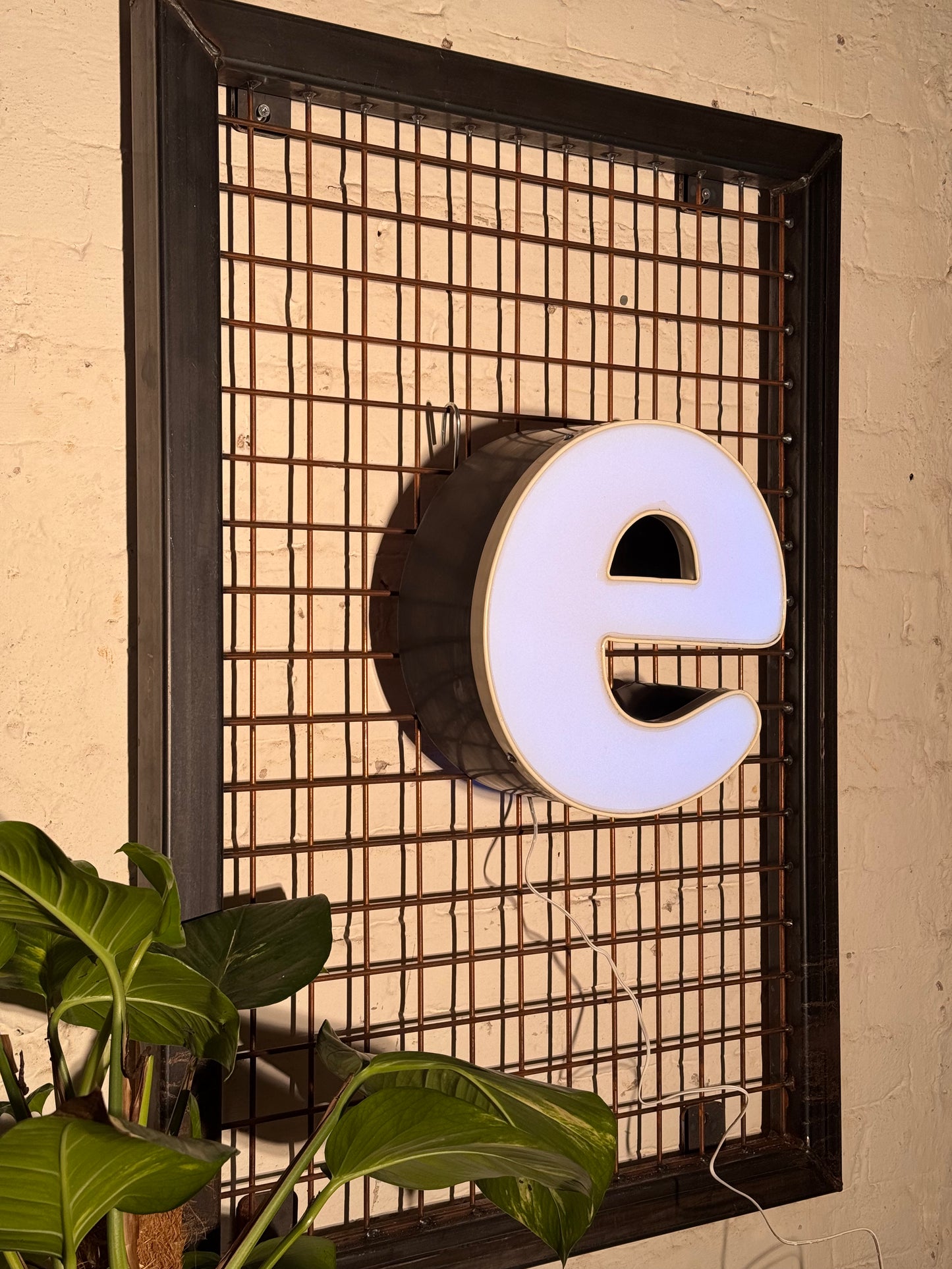 Buchstabe E – Vintage Leuchtbuchstabe aus Metall