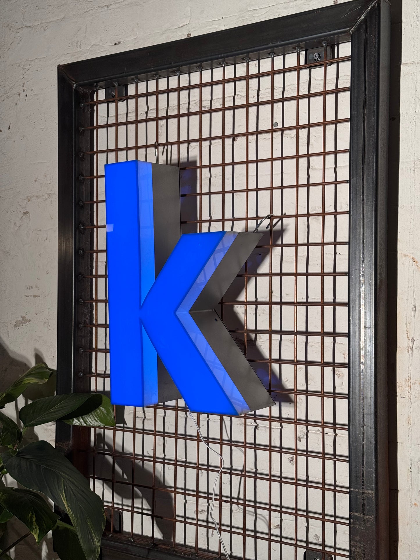 Buchstabe K – Vintage Leuchtbuchstabe aus Metall