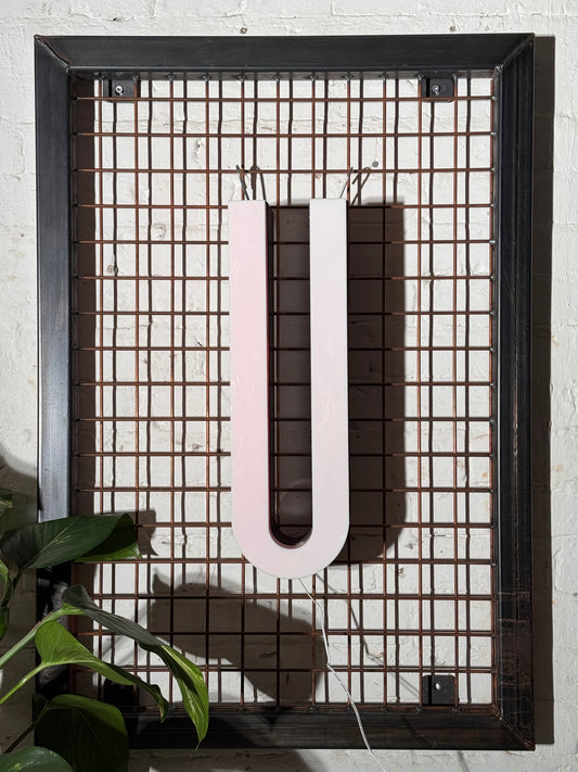 Buchstabe U – Vintage Leuchtbuchstabe aus Metall