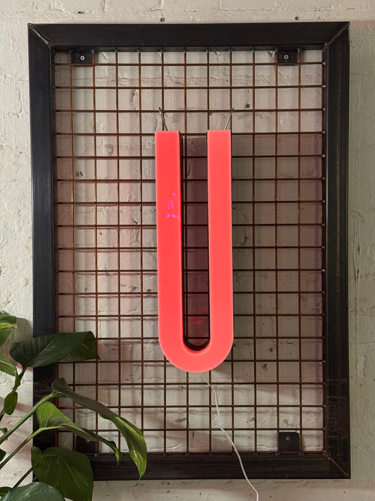 Buchstabe U – Vintage Leuchtbuchstabe aus Metall