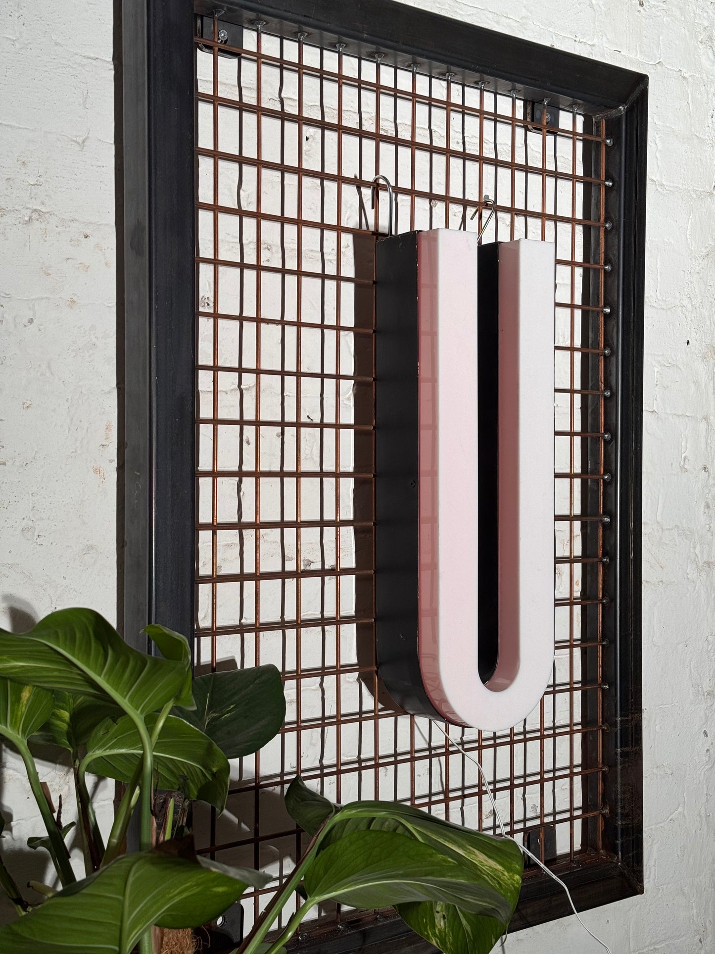 Buchstabe U – Vintage Leuchtbuchstabe aus Metall