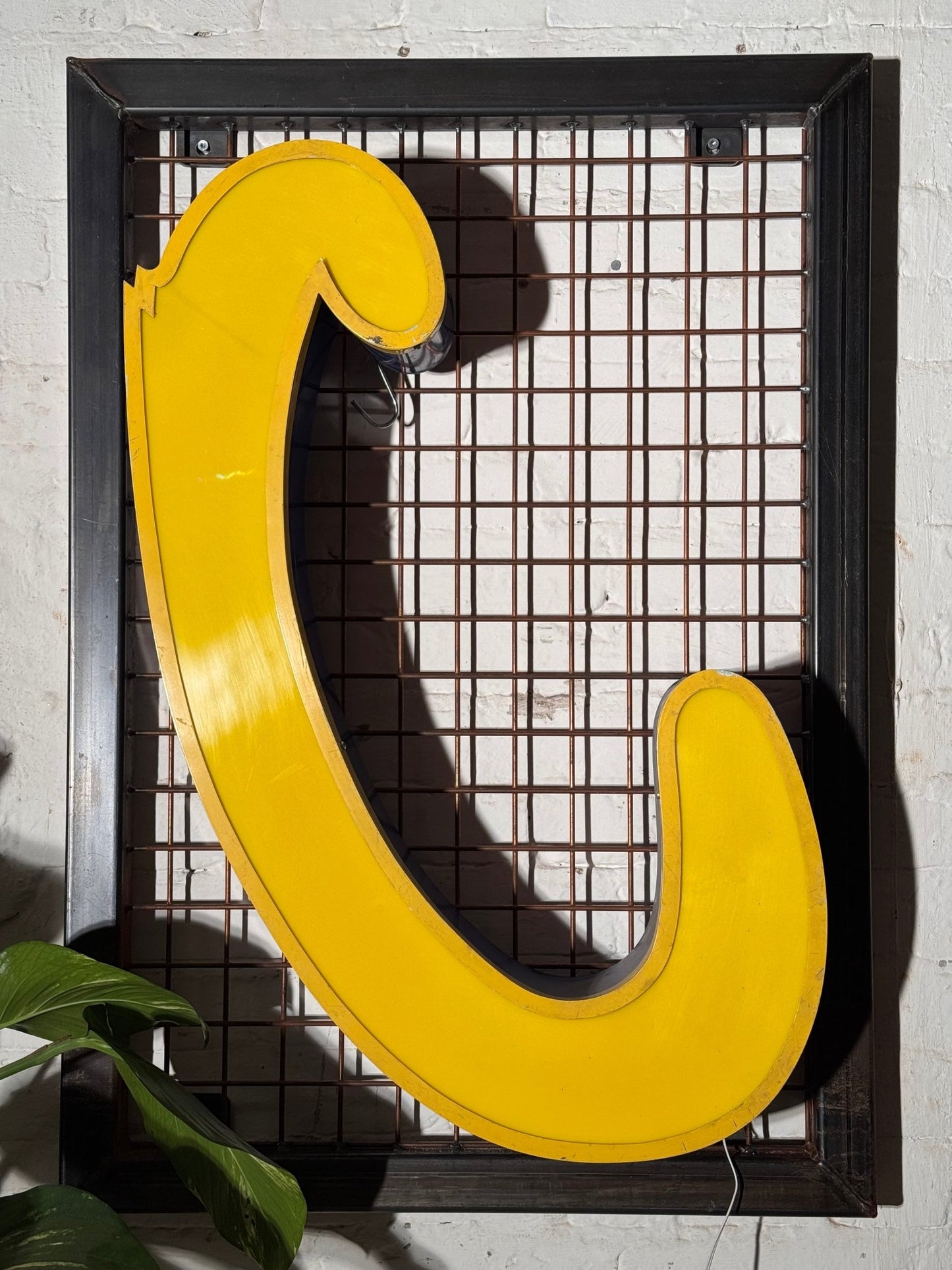 Buchstabe C – Vintage Leuchtbuchstabe aus Metall - goodoldletters