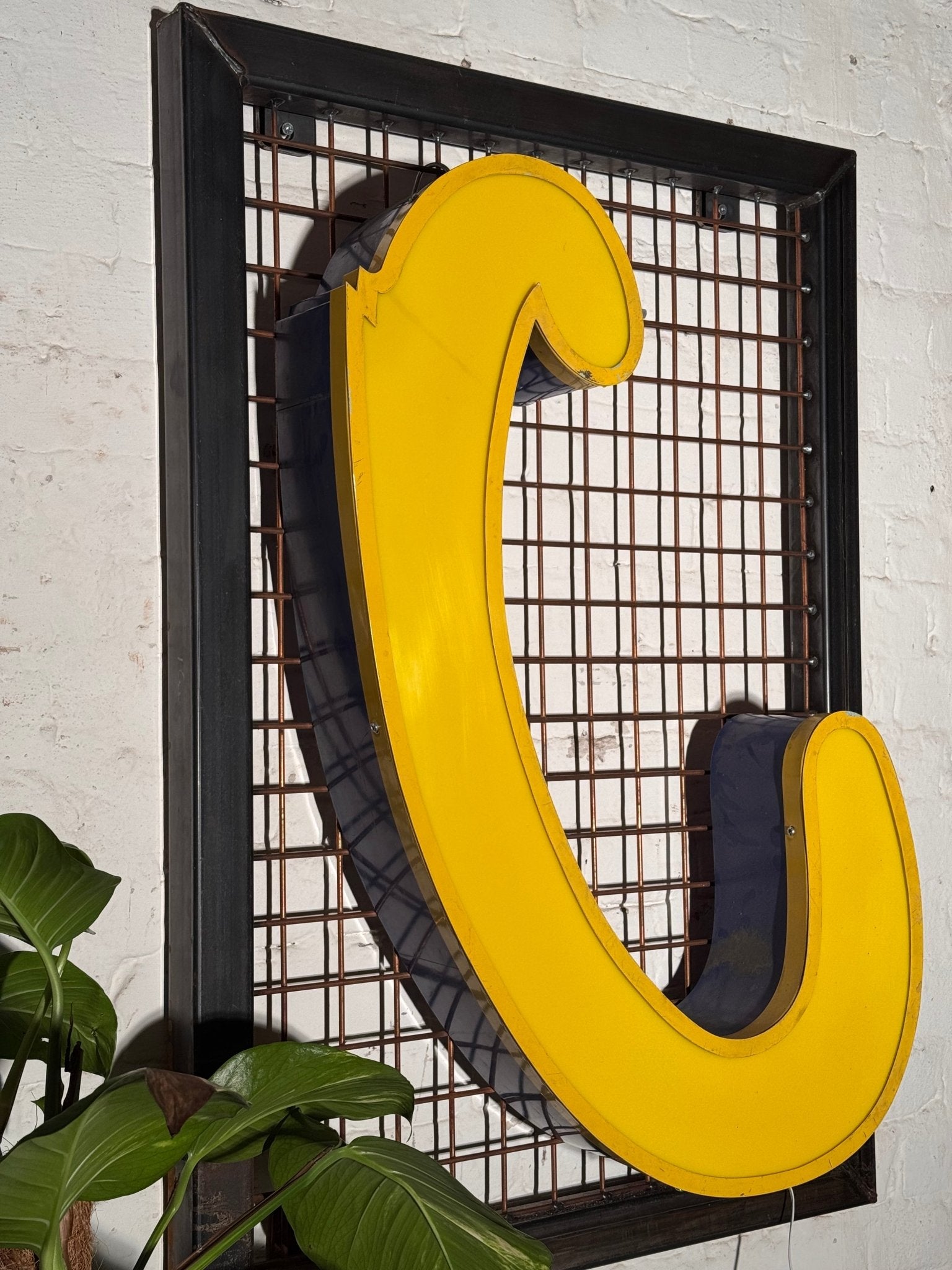 Buchstabe C – Vintage Leuchtbuchstabe aus Metall - goodoldletters