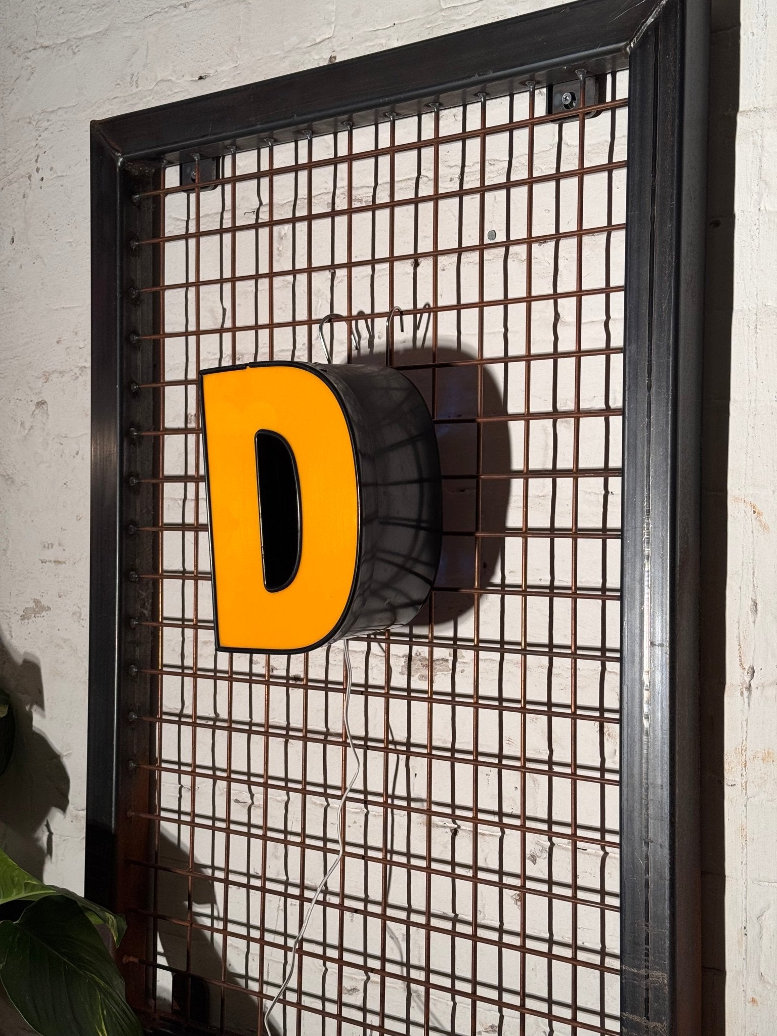 Buchstabe D – Vintage Leuchtbuchstabe aus Metall - goodoldletters