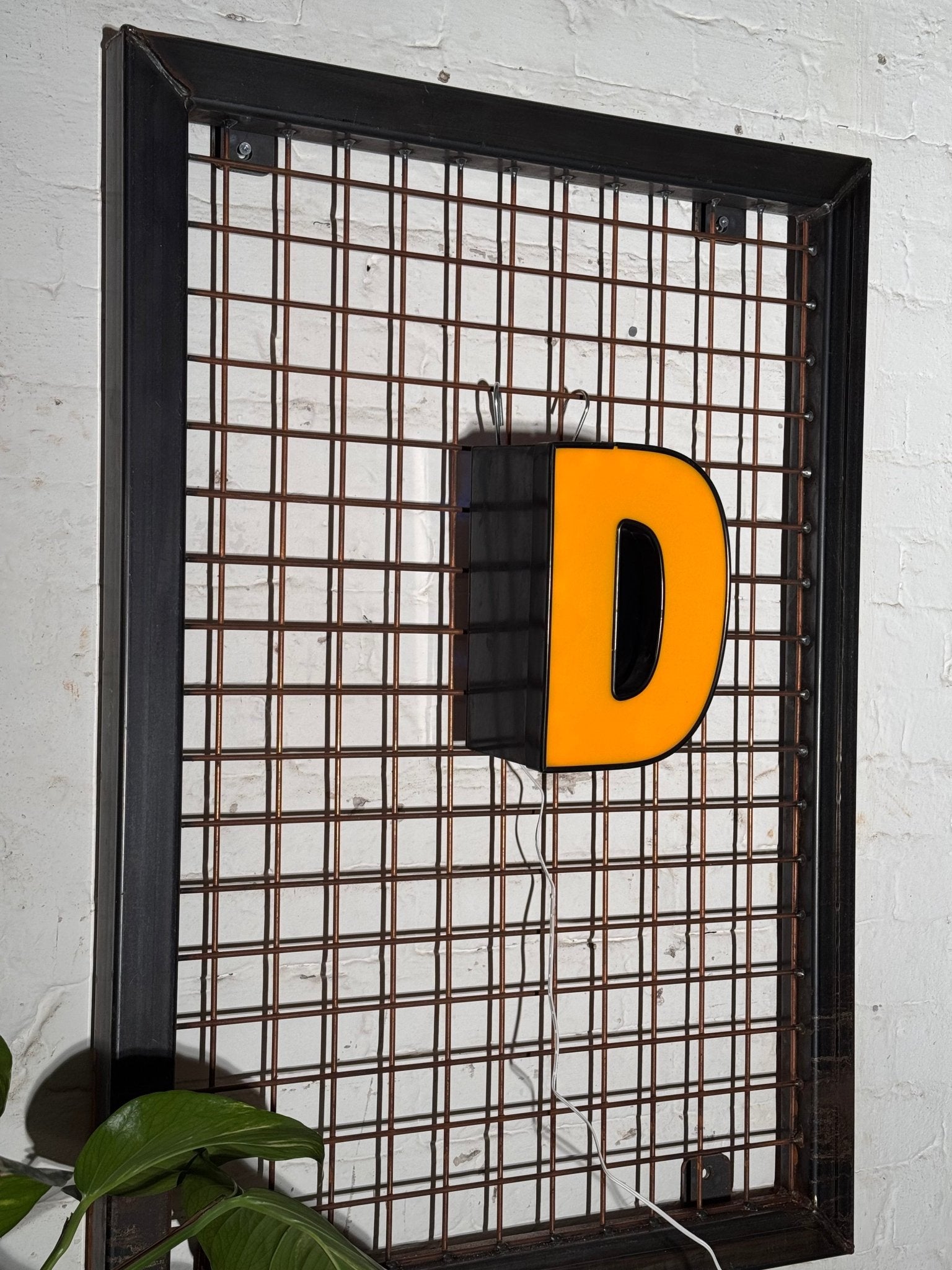 Buchstabe D – Vintage Leuchtbuchstabe aus Metall - goodoldletters