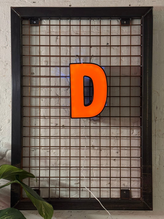 Buchstabe D – Vintage Leuchtbuchstabe aus Metall - goodoldletters
