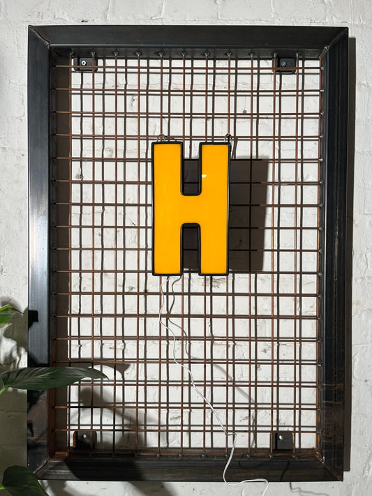 Buchstabe H – Vintage Leuchtbuchstabe aus Metall - goodoldletters