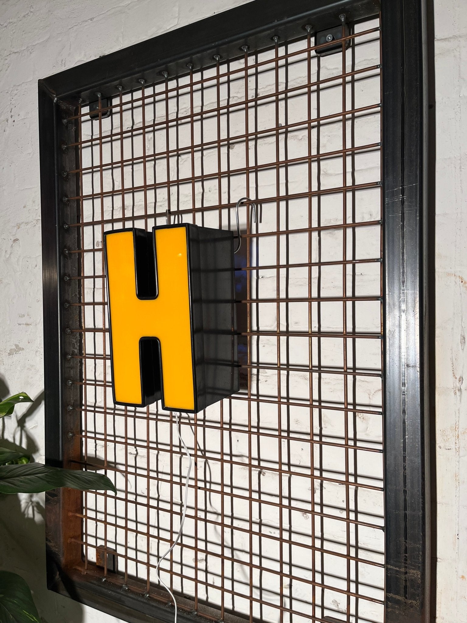 Buchstabe H – Vintage Leuchtbuchstabe aus Metall - goodoldletters