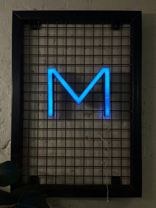 Buchstabe M – Vintage Leuchtbuchstabe aus Metall - goodoldletters
