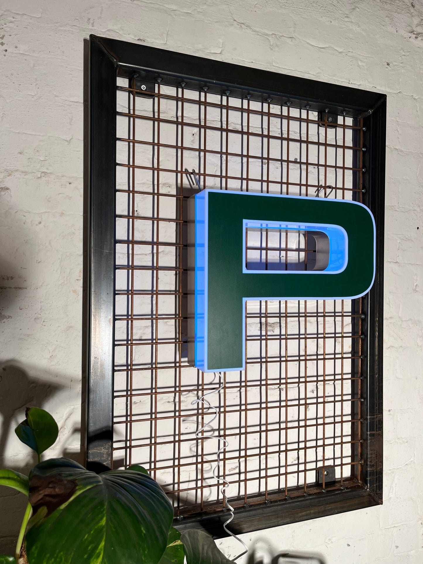 Buchstabe P – Vintage Leuchtbuchstabe aus Metall - goodoldletters